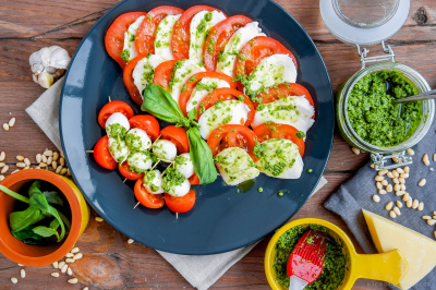 Капрезе с соусом Песто