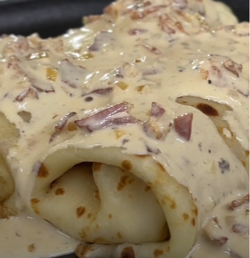 Блинчики с курицей и соусом карбонара